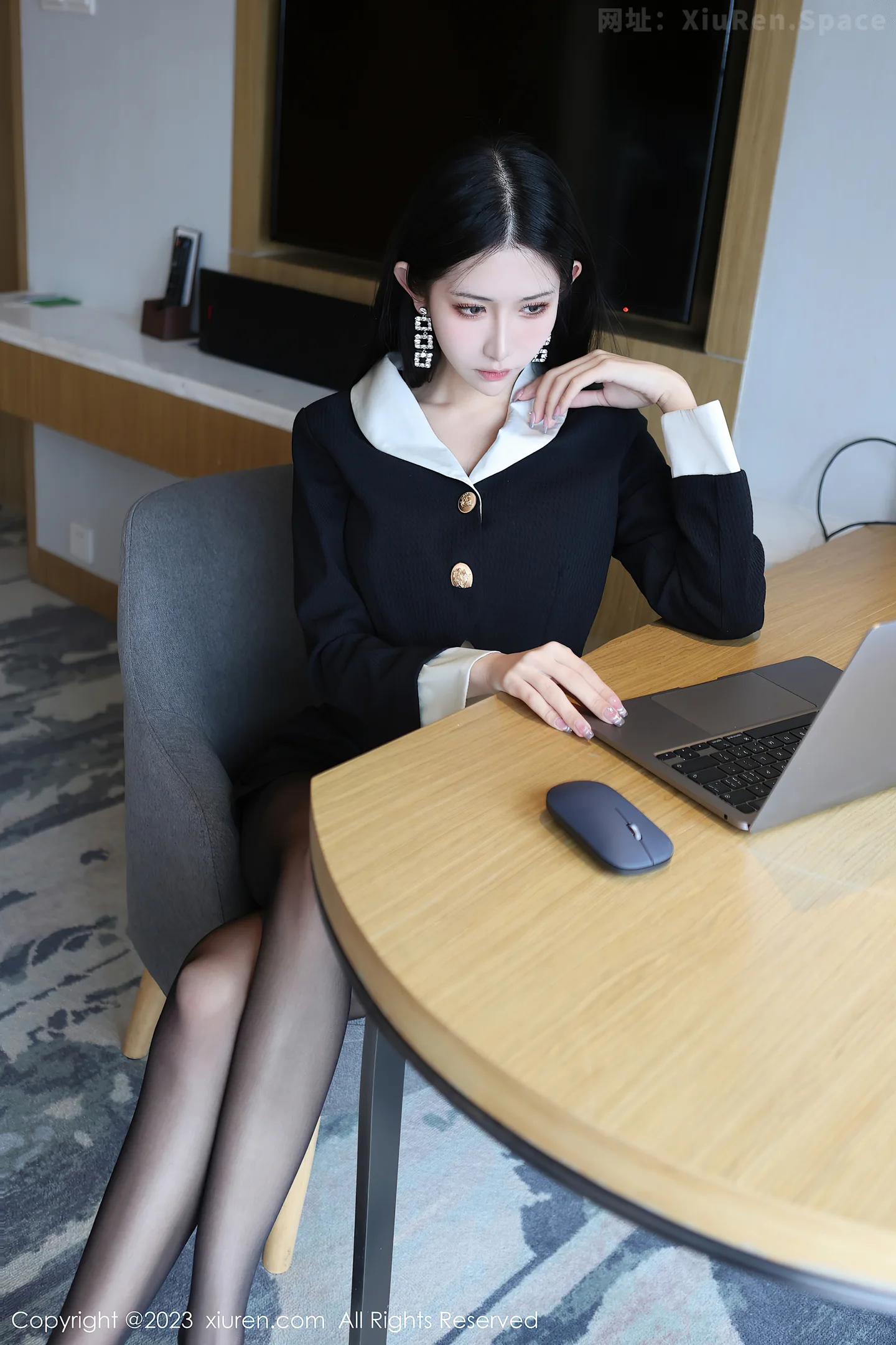 图片[5]-[XiuRen秀人网]2023.05.08 NO.6695 依娜Yina 黑色短裙与灰色蕾丝内衣加黑丝美腿性感私房写真集-秀人网官方网站